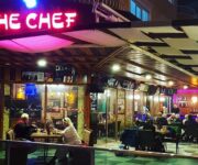 Chef's Kitchen Bistro Cafe Alanya'da Akdeniz manzarasına karşı servis edilen şık bir kahvaltı ve gurme tabak sunumu.