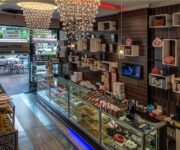 Alanya’daki Tatarcıoğlu Pastanesi’nin dış cephesi ve vitrininde sergilenen taze tatlılar