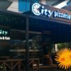 City Pizzeria & Cafe Alanya’nın modern tasarımlı iç mekânında servis edilen taş fırın pizzalar ve sıcak içecekler.