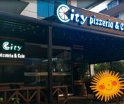 City Pizzeria & Cafe Alanya’nın modern tasarımlı iç mekânında servis edilen taş fırın pizzalar ve sıcak içecekler.