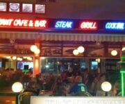 Horizon Cafe & Bar Alanya’nın bar tezgâhında cam bardaklarda dizili renkli kokteyller.