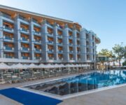 🖼️ Alternatif Metin (Alt Text) “Alanya tarihi limanına bakan Hotel Kaptan’ın deniz manzaralı balkonlu odaları ve açık yüzme havuzu.”