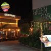 Green Garden Lounge Alanya’da gün batımı eşliğinde hazırlanan şık bir açık hava yemek alanı ve tropikal bahçe atmosferi.