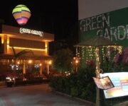 Green Garden Lounge Alanya’da gün batımı eşliğinde hazırlanan şık bir açık hava yemek alanı ve tropikal bahçe atmosferi.