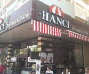 Hancı Bistro & Patisserie Konaklı Şubesi'nde kahve eşliğinde sunulan taze pasta ve tatlılar. Alanya