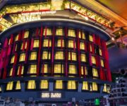 Prime Suite Alanya’nın modern binası, balkonlu süit odaları ve yüzme havuzu ile genel dış görünümü