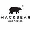 Mackbear Coffee Alanya’nın modern tasarımlı iç mekânında servis edilen özel demleme kahve ve tatlı sunumu