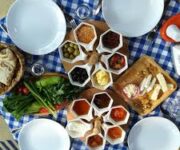 Begonuil Güle Gözleme Alanya’da odun ateşinde pişirilmiş peynirli ve patatesli gözleme tabağı, yanında ayran ve salata ile servis