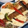 Alanya'da közde pişirilmiş et şiş kebap ve yanında servis edilen geleneksel mezeler terminal kebap sunumu...