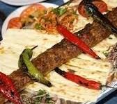 Alanya'da közde pişirilmiş et şiş kebap ve yanında servis edilen geleneksel mezeler terminal kebap sunumu...
