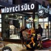 Alanya’da Midyeci Sülo tezgâhında taze limon eşliğinde servis edilen midye dolmalar