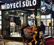 Alanya’da Midyeci Sülo tezgâhında taze limon eşliğinde servis edilen midye dolmalar