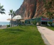 Kızıl In Beach Restoran Alanya'nın sahile sıfır konumda deniz manzaralı açık hava oturma alanı.