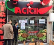 Acıcık Çiğ Köfte’nin lezzetli etsiz çiğ köfte sunumu ve şık servis tepsisi