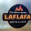Alanya Laflafa Köfte Cafe’de sunulan tabak dolusu köfte menüsü ve yanında garnitürler