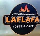Alanya Laflafa Köfte Cafe’de sunulan tabak dolusu köfte menüsü ve yanında garnitürler