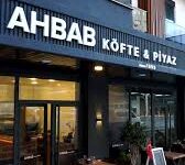AHBAB KÖFTE Alanya’da sıcak servis edilen ızgara köfte tabağı ve yanında sunulan mezeler