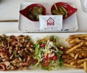 Alaçatı Köftecisi Oba Alanya’nın dış cephesi ve ferah bahçe oturma alanı