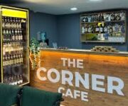 The Corner Cafe & Hookah Alanya’nın rahat oturma alanı ve özel sunumlu nargile servisi