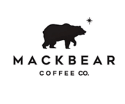 Mackbear Coffee Alanya’nın modern tasarımlı iç mekânında servis edilen özel demleme kahve ve tatlı sunumu