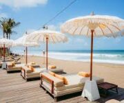 Elephant Beach: Alanya Nr42'nin denize sıfır konumunda, şezlonglarla çevrili sahil alanı ve tropikal tasarımlı beach bar.