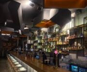 LunaMore Restaurant & Cafe - Bar Alanya’da deniz manzaralı terasta servis edilen akşam yemeği ve şık masa düzeni.