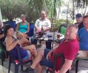 The Green Oasis Café Bistro Alanya’da yeşillikler içinde açık hava oturma alanı ve şık kahve sunumu.