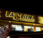 Alanya’da gün batımında deniz manzaralı La Luna Restaurant Cafe Bar’ın romantik açık hava masaları ve zarif dekorasyonu