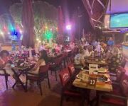 The Motto Lounge Alanya’nın şık dekorasyonlu terasında gün batımı eşliğinde sunulan kokteyller ve modern lounge oturma alanı