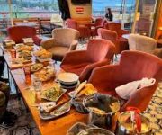 Alanya’da deniz manzaralı konumuyla öne çıkan The Light House Nargile Cafe’nin dış mekân oturma alanı ve nargile sunumu