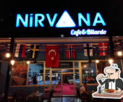 Alanya'da deniz manzaralı terasıyla ünlü Nirvana Restaurant & Bar'da akşam yemeği keyfi.