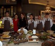 Alanya’da hizmet veren Nerdek Cafe’nin dış cephesi ve modern tasarımlı açık oturma alanı