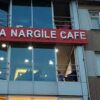 Paşa Nargile Kafe’nin otantik dekorasyonlu açık alanı ve aromalı nargile sunum masası