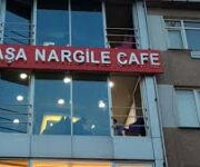 Paşa Nargile Kafe’nin otantik dekorasyonlu açık alanı ve aromalı nargile sunum masası