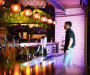 Alanya’da deniz manzaralı, modern ve huzurlu konseptiyle dikkat çeken Café Bar Relax’ın dış mekân oturma alanı ve renkli içecek sunumları.