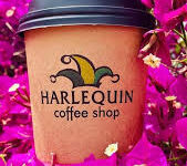 Harlequin Coffee Shop Alanya’da şık dekorasyonuyla sıcak kahve servisi yapılan butik kafe iç mekânı