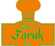 Köfteci Faruk Usta Alanya’da ızgarada pişmiş köfte tabağı; yanında pilav, közlenmiş biber, domates ve ayran eşliğinde geleneksel Türk mutfağı sunumu