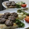 Köle Köfte Alanya’da ızgarada pişmiş köfte tabağı; yanında pilav, közlenmiş domates-biber, turşu ve ayranla servis edilen geleneksel Türk mutfağı sunumu