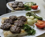 Köle Köfte Alanya’da ızgarada pişmiş köfte tabağı; yanında pilav, közlenmiş domates-biber, turşu ve ayranla servis edilen geleneksel Türk mutfağı sunumu