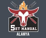 5 Et Mangal Alanya’da köz ateşinde hazırlanan et çeşitleriyle donatılmış geleneksel mangal sunumu ve açık hava oturma alanı