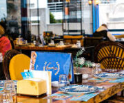 Esentepe Et Tavuk Balık Restoran Alanya’da açık havada servis edilen ızgara et ve balık tabakları