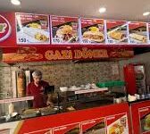 Alanya Gazi Döner’de servis edilen bol malzemeli et döner tabağı ve ayran