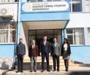 Sugözü Cemal Coşkun Ortaokulu binası, modern eğitim imkanları ve öğrenci merkezli öğrenme ortamıyla dikkat çeken okul.