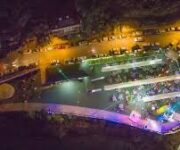 Blue Garden Park Restaurant Alanya’da yemyeşil ağaçlar arasında kurulmuş bir masa; masa üzerinde serpme kahvaltı çeşitleri, taze portakal suyu ve doğal ortam yer almakta.