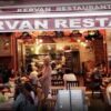 Kervan Restaurant Cafe & Bar Alanya’nın deniz manzaralı terasında servis edilen uluslararası lezzetler ve şık masa düzeni
