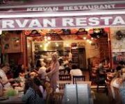 Kervan Restaurant Cafe & Bar Alanya’nın deniz manzaralı terasında servis edilen uluslararası lezzetler ve şık masa düzeni