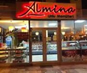 Almina Pastanesi’nin vitrini, rengarenk yaş pastalar, taze kurabiyeler ve el yapımı tatlılarla dolu şekilde gün ışığında görüntülenmiş