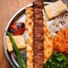 Kebapçı Alanya’da közde pişmiş kebap ve mezelerle hazırlanmış zengin sofradan bir görüntü