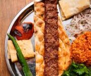 Kebapçı Alanya’da közde pişmiş kebap ve mezelerle hazırlanmış zengin sofradan bir görüntü