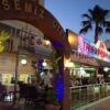 Semiz Hotel & Restaurant Alanya’nın havuz kenarı terasa bakan dış cephe görünümü, açık hava restoran ve bar alanı.